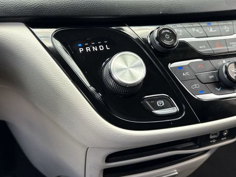 Used 2020 Chrysler Pacifica Touring w/ Advanced Safetytec Group FWD image 19