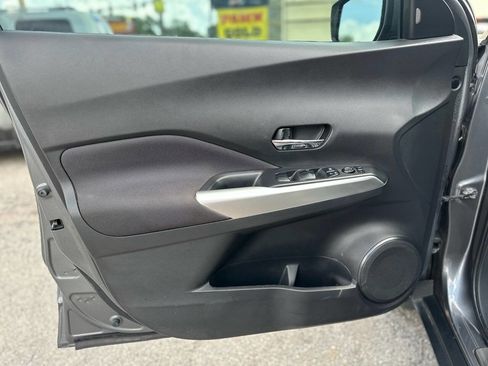 Used 2019 Nissan Kicks SV image 11