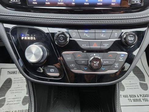 Used 2025 Chrysler Pacifica Limited image 21