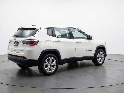 Used 2025 Jeep Compass Latitude AWD/4WD image 9