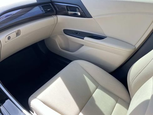 Used 2017 Honda Accord EX image 13