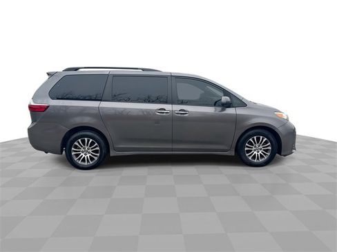 Used 2020 Toyota Sienna XLE image 9