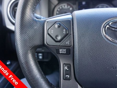 Used 2017 Toyota Tacoma TRD Off-Road AWD/4WD image 4
