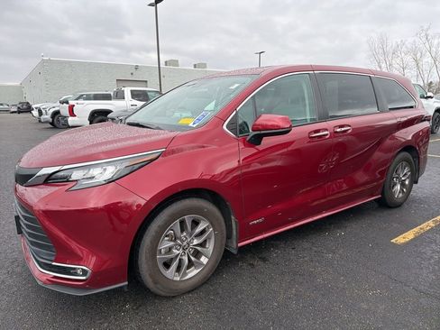 Used 2021 Toyota Sienna XLE image 5