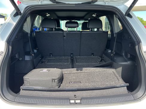 Used 2024 Volkswagen Tiguan SE R-Line FWD image 6