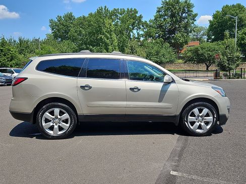 Used 2017 Chevrolet Traverse LT w/ Style and Technology Package FWD image 7