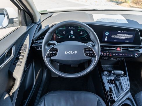 Used 2023 Kia Niro EX image 23