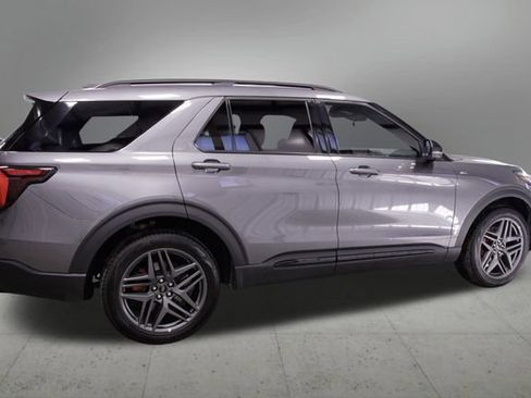 Used 2025 Ford Explorer ST-Line w/ ST-Line Street Pack image 6
