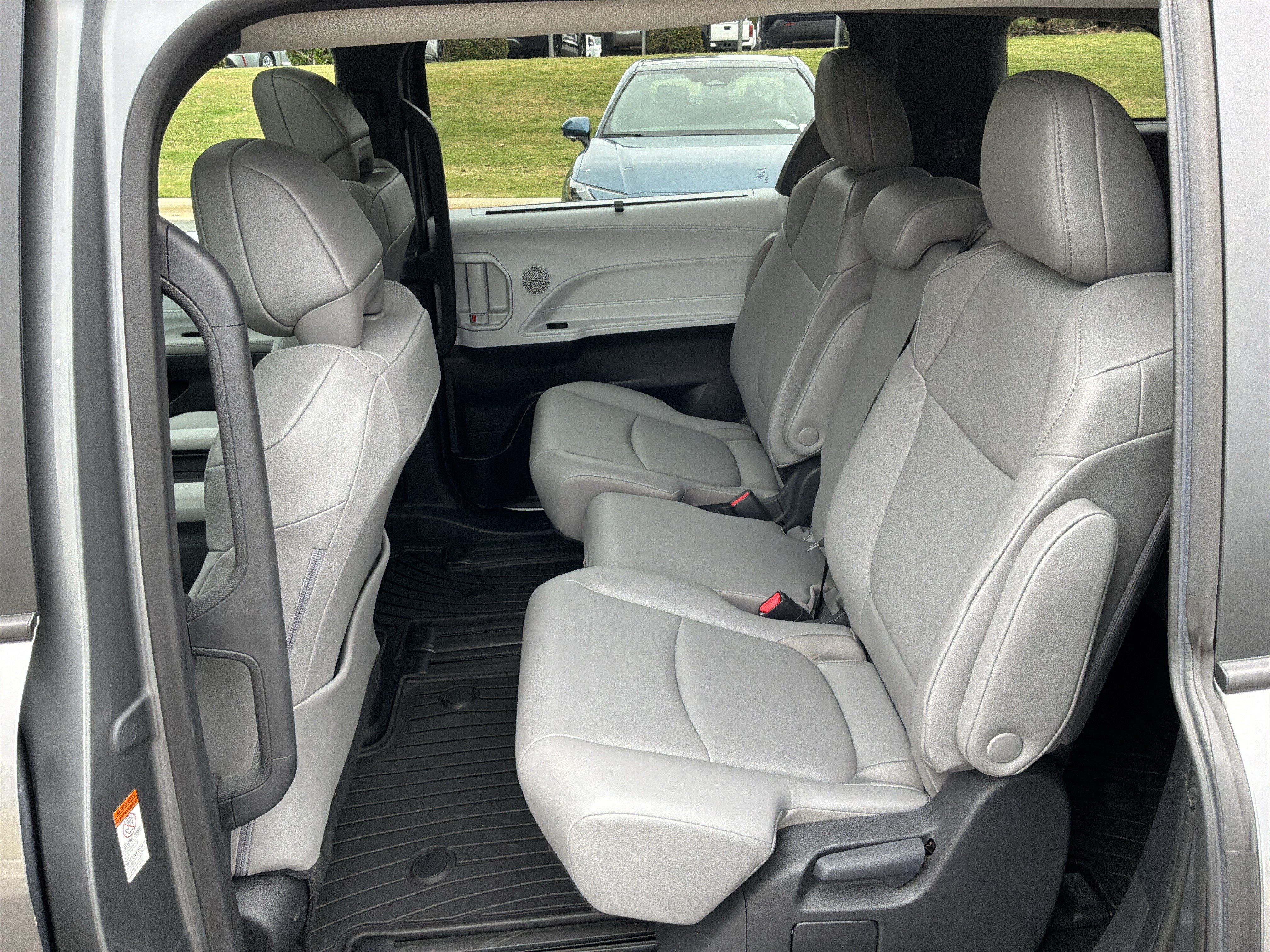 Used 2026 Toyota Sienna XLE FWD image 31