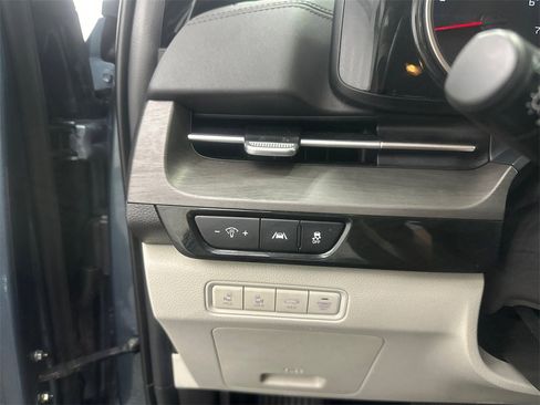 Used 2024 Kia Carnival EX image 33