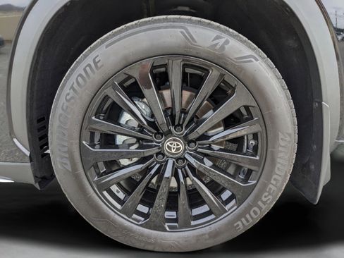 Used 2024 Toyota Highlander LE image 41