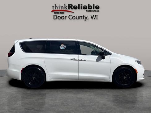 Used 2024 Chrysler Pacifica Touring-L FWD image 7
