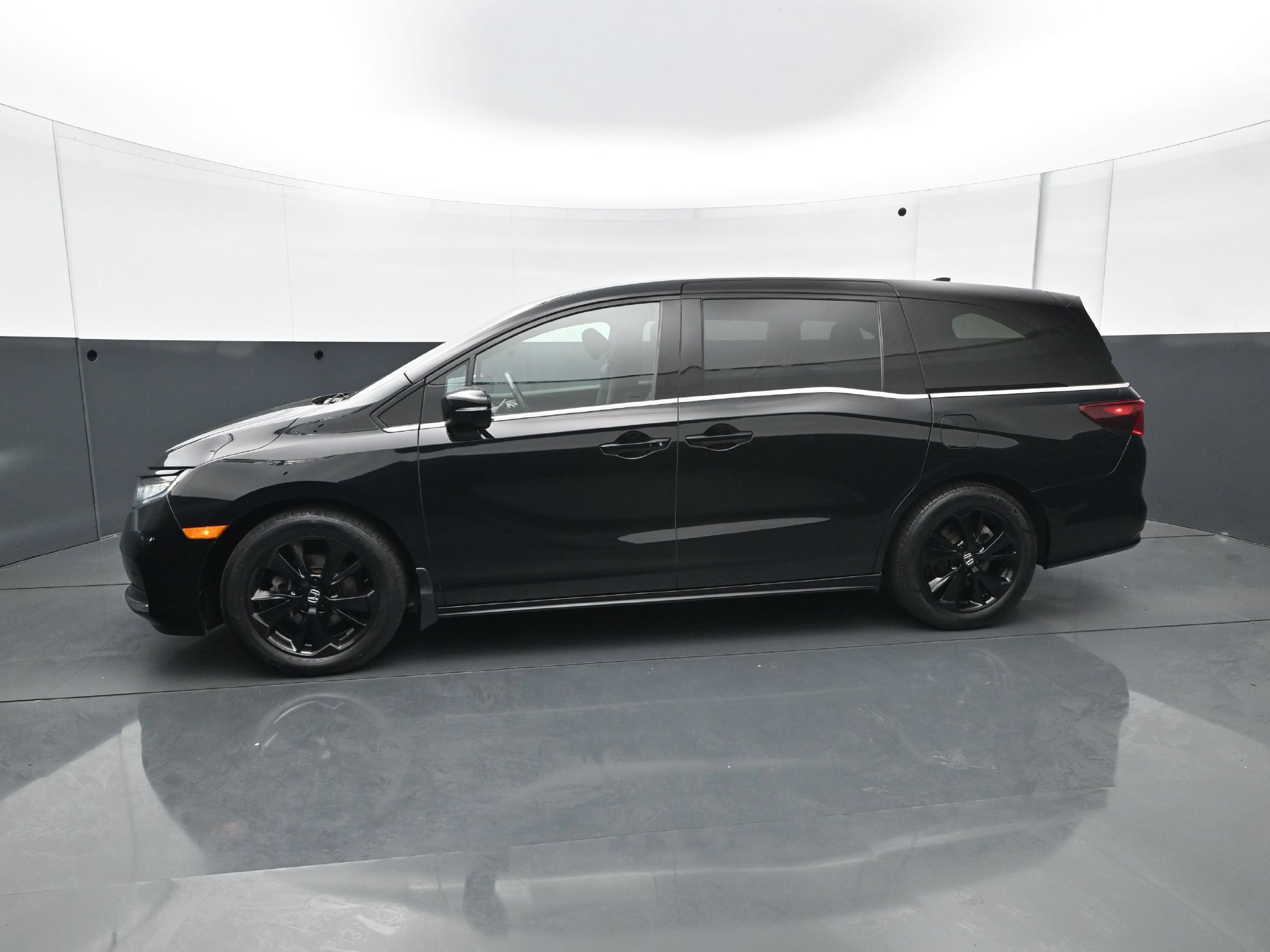 Used 2024 Honda Odyssey EX-L image 3