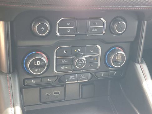 Used 2024 Chevrolet Suburban RST RWD image 18