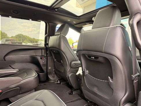 Used 2026 Chrysler Pacifica Limited FWD image 25