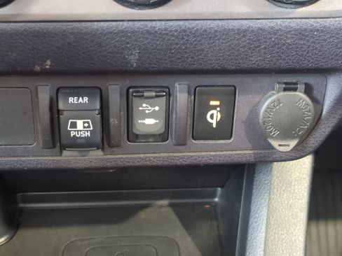 Used 2018 Toyota Tacoma TRD Sport image 25