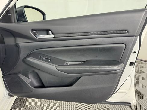 Used 2025 Nissan Altima 2.5 SV FWD image 38