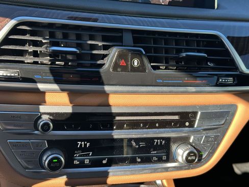 Used 2020 BMW 750i xDrive w/ M Sport Package image 25