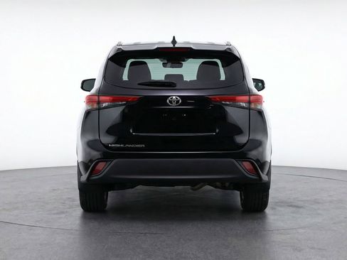 Used 2025 Toyota Highlander LE FWD image 7