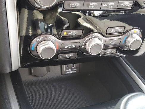 Used 2019 Nissan Pathfinder SV FWD image 20