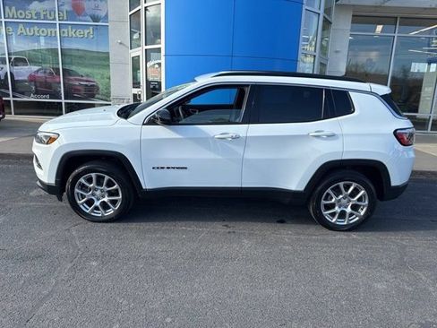 Used 2023 Jeep Compass Latitude AWD/4WD image 2