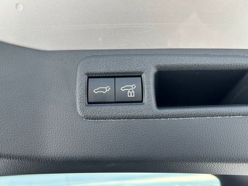 Used 2024 Toyota Venza XLE image 27