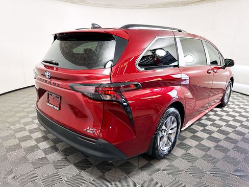 Used 2024 Toyota Sienna XLE FWD image 3