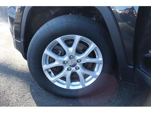 Used 2016 Jeep Cherokee Latitude w/ Cold Weather Group image 17