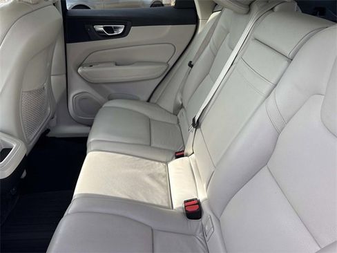 Used 2021 Volvo XC60 T5 Momentum w/ Premium Package image 19
