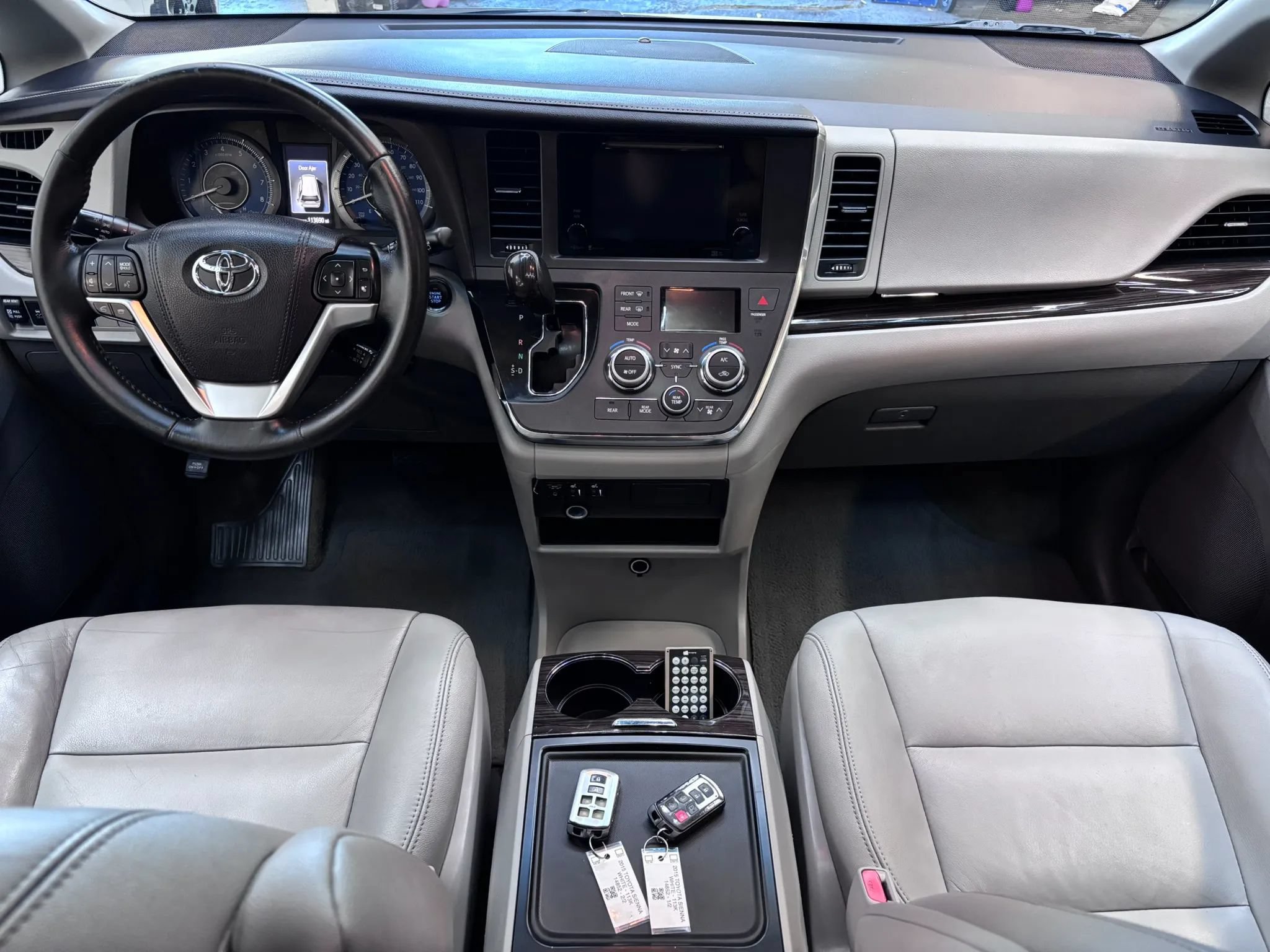 Used 2015 Toyota Sienna XLE w/ XLE Navigation Package FWD image 11