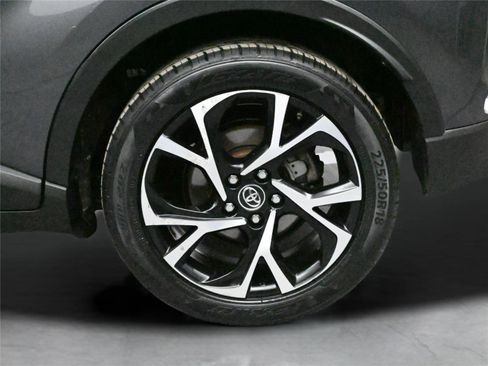 Used 2019 Toyota C-HR XLE image 11