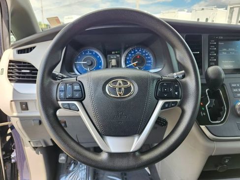 Used 2020 Toyota Sienna LE w/ LE Preferred Package FWD image 27