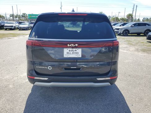 Used 2023 Kia Carnival LX image 5