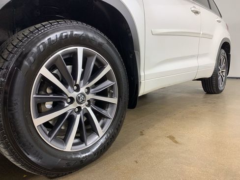 Used 2018 Toyota Highlander XLE image 2