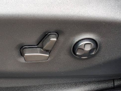 Used 2022 Chrysler Pacifica Touring FWD image 16