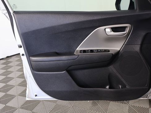 Used 2018 Kia Niro LX image 12
