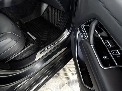 Used 2023 Land Rover Range Rover SE image 25