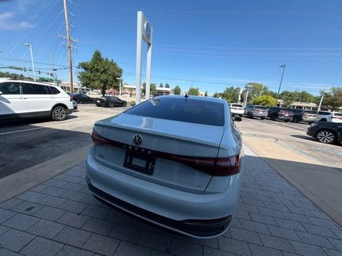 Used 2025 Volkswagen Jetta SE FWD image 17