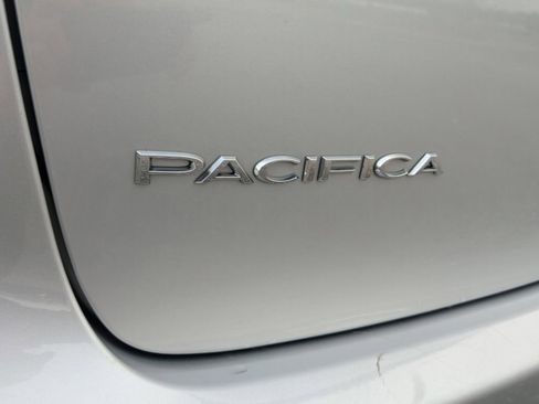 Used 2024 Chrysler Pacifica Touring-L image 15