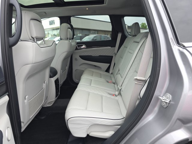 Used 2020 Jeep Grand Cherokee Summit AWD/4WD image 29