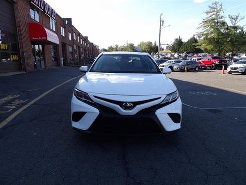 Used 2018 Toyota Camry SE image 3