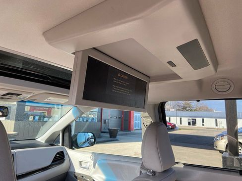 Used 2017 Toyota Sienna XLE Premium w/ Protection Package image 22