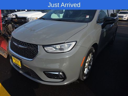 Used 2025 Chrysler Pacifica Select FWD image 1