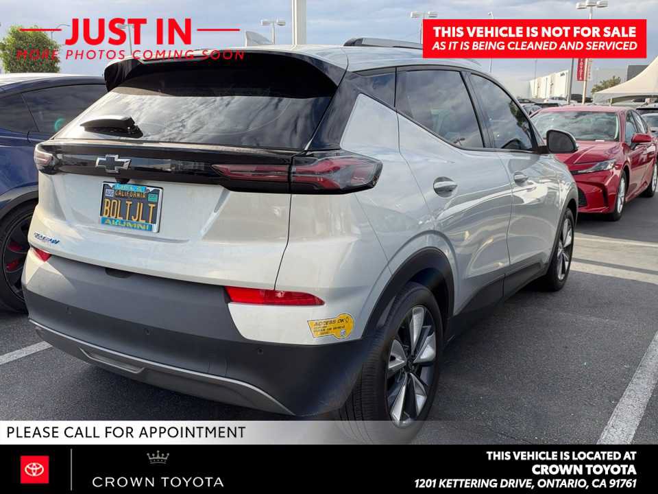 Used 2022 Chevrolet Bolt EUV LT w/ Convenience Package FWD image 3