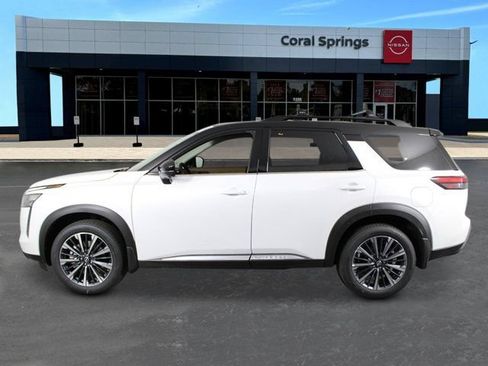 New 2026 Nissan Pathfinder Platinum FWD image 2