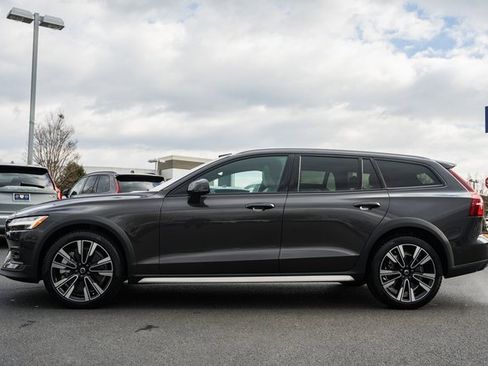 Used 2024 Volvo V60 B5 Cross Country Ultimate w/ Protection Package Premier image 4