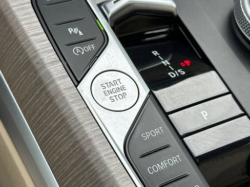 Used 2025 BMW 330i Sedan w/ Premium Package image 33