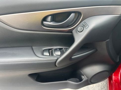 Used 2020 Nissan Rogue Sport S image 18