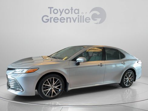 Used 2024 Toyota Camry XLE FWD image 2