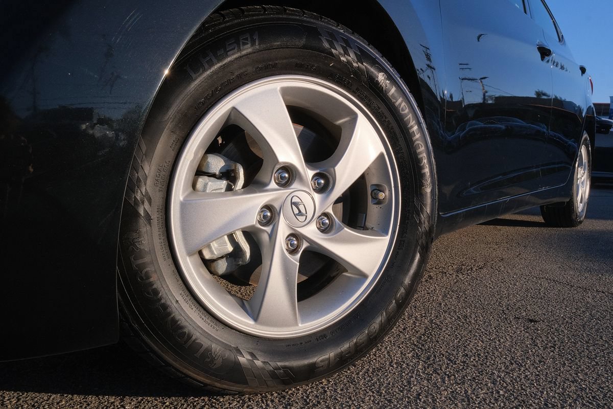 Used 2015 Hyundai Elantra SE FWD image 29